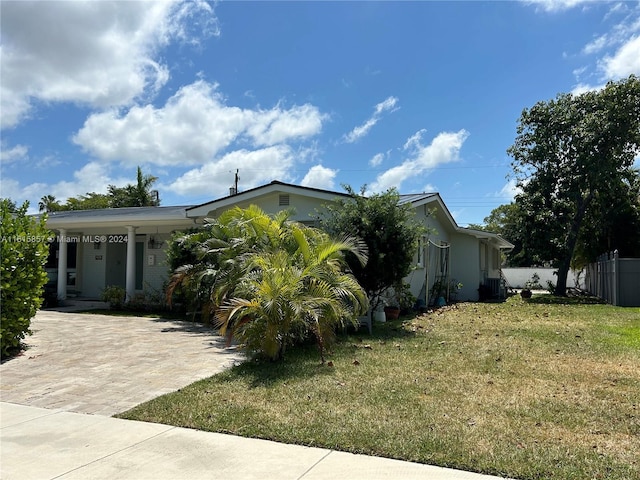 view of front facade featuring a front yard