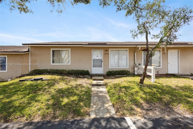 ranch-style house featuring a front yard