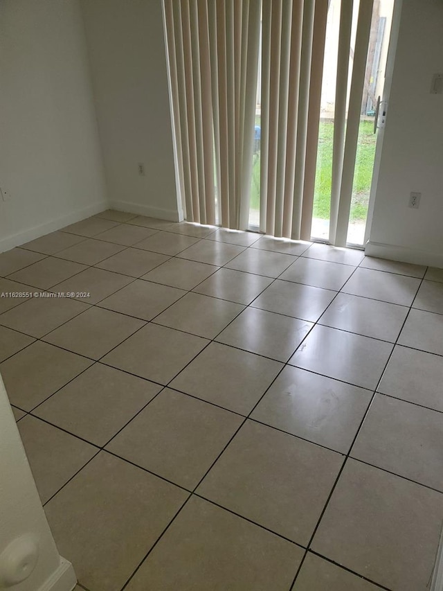 empty room featuring light tile patterned floors