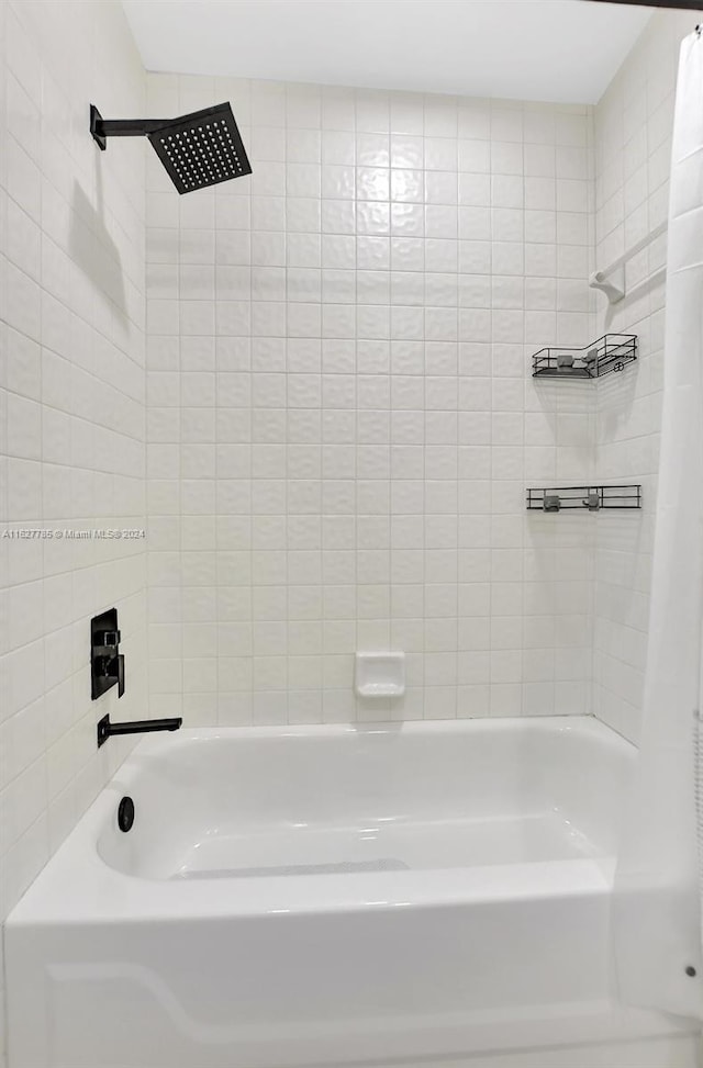 bathroom featuring tiled shower / bath combo