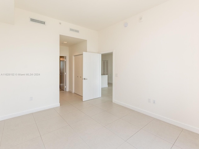 empty room featuring light tile patterned floors