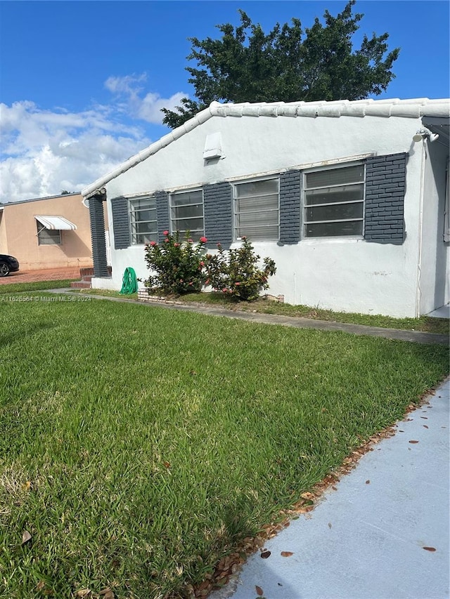 view of side of property featuring a lawn