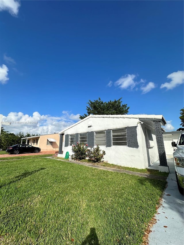 view of front of house featuring a front lawn