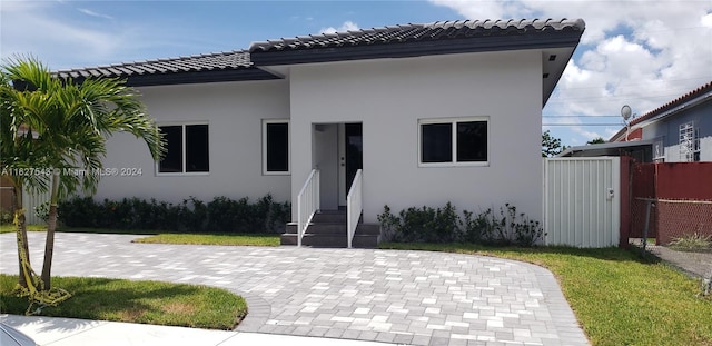 view of front facade featuring a front lawn