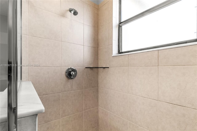 bathroom featuring tiled shower