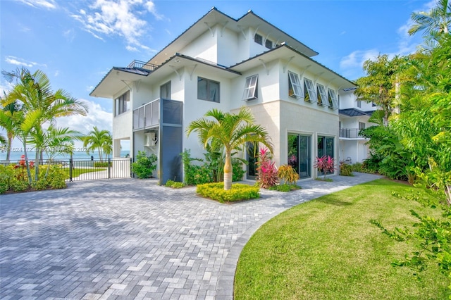 view of front of home featuring a front lawn