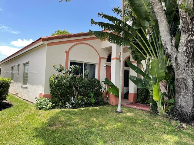 view of front of house featuring a front yard