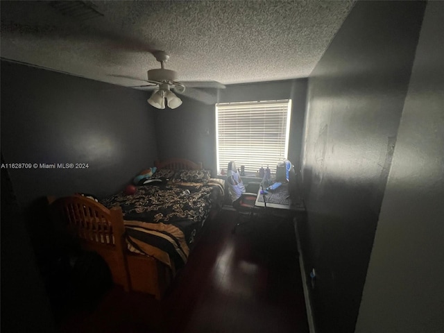 bedroom featuring ceiling fan and a textured ceiling