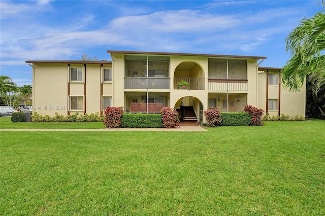 view of front of house featuring a front lawn