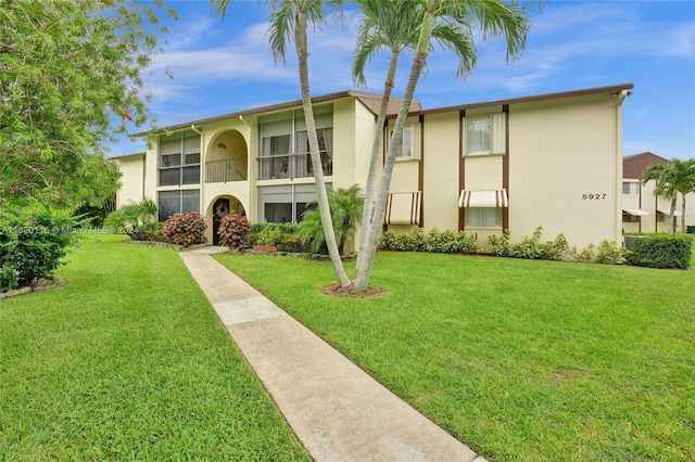 view of front of property featuring a front lawn