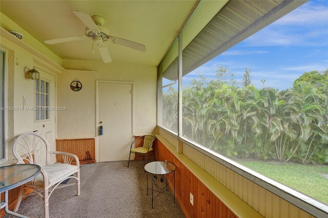 sunroom with ceiling fan