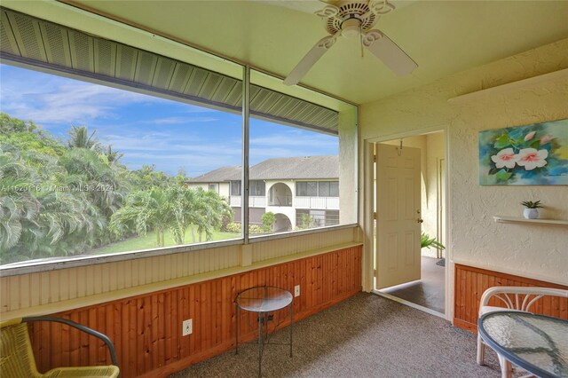 sunroom with ceiling fan