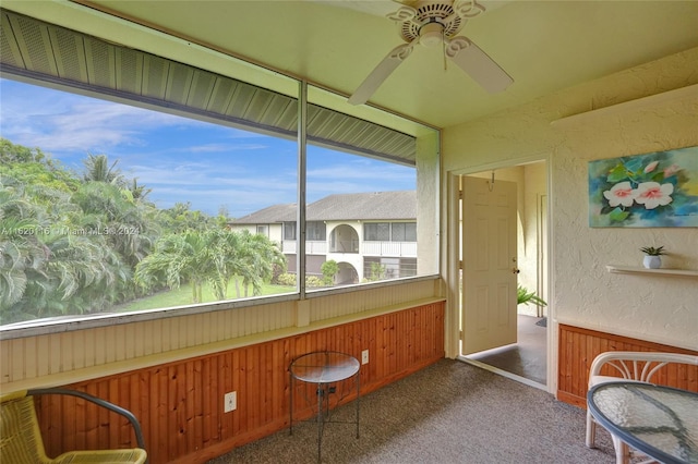 sunroom with ceiling fan