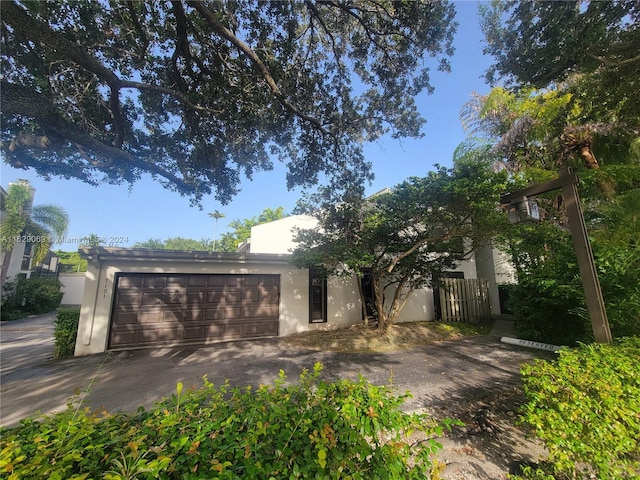 view of front facade featuring a garage