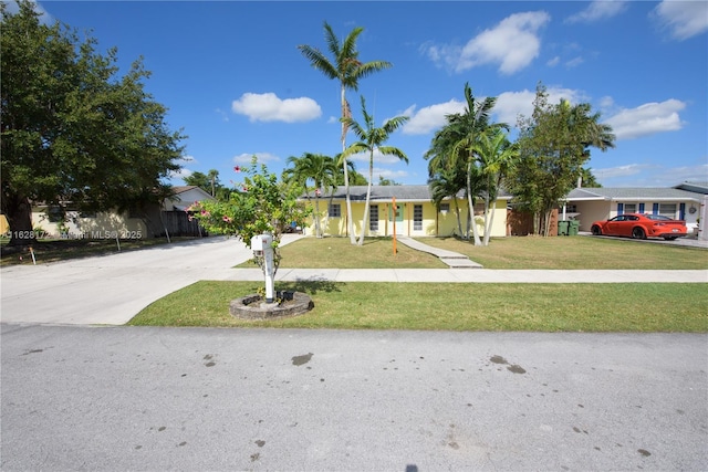 view of front of home featuring a front lawn