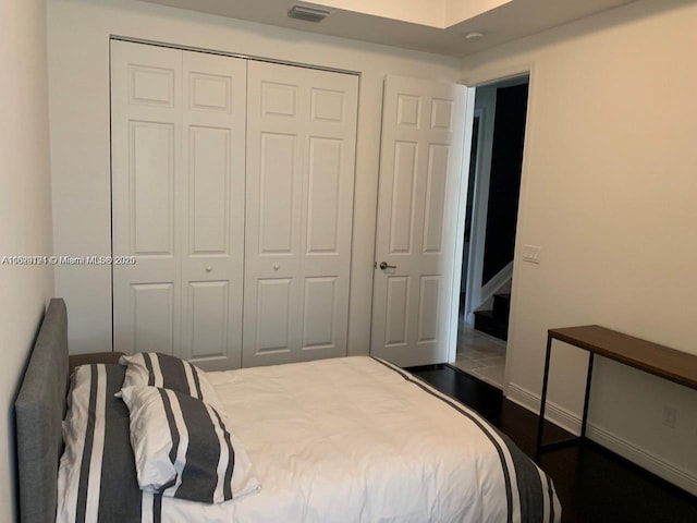 bedroom featuring a closet, visible vents, and baseboards