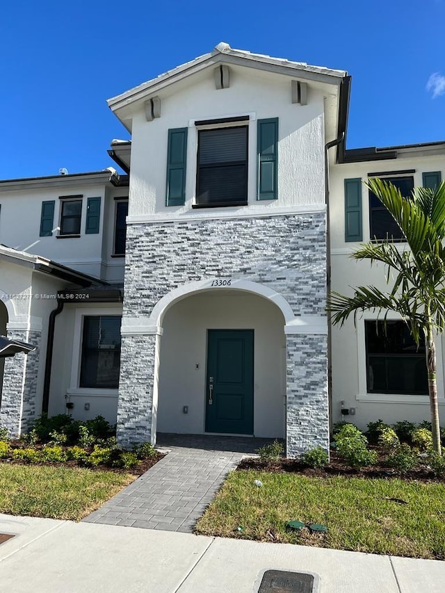 view of front of home with a front lawn