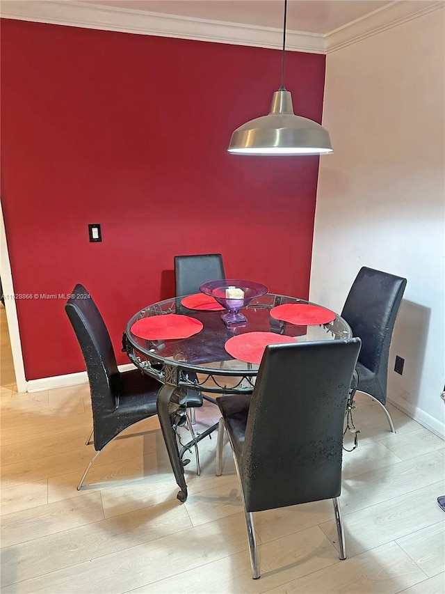 dining space featuring light hardwood / wood-style floors and ornamental molding