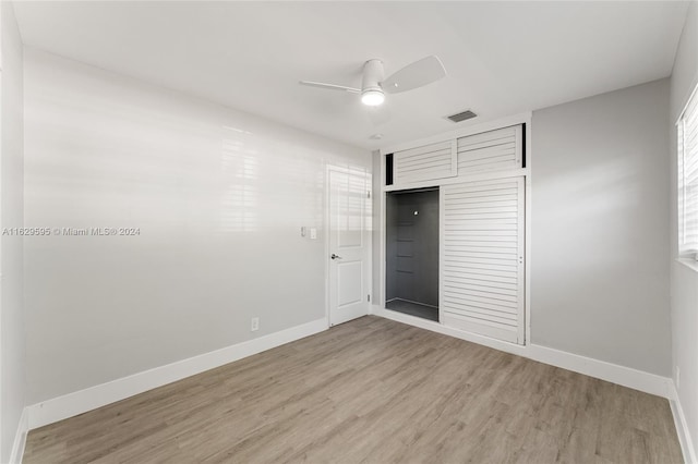 unfurnished bedroom featuring light wood-type flooring, a closet, and ceiling fan