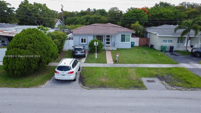 view of front of home featuring a front yard