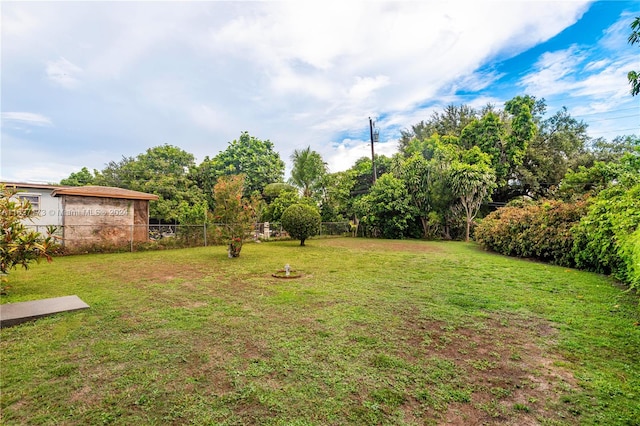 view of yard featuring fence