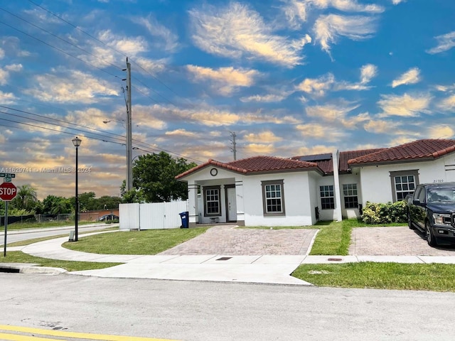 view of front of home featuring a front yard