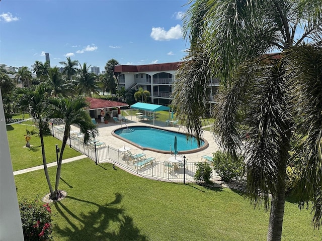 view of pool featuring a lawn