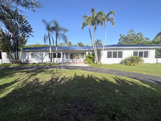 ranch-style home featuring a front lawn