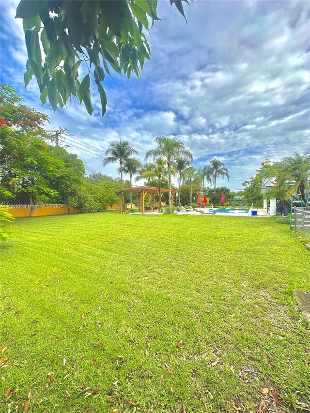 view of yard featuring a swimming pool