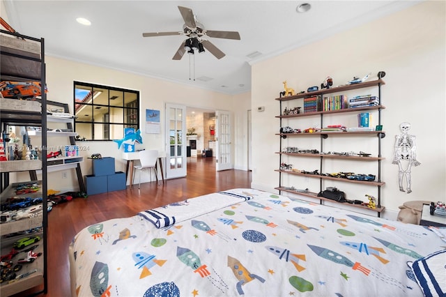 bedroom with crown molding, dark hardwood / wood-style floors, and ceiling fan