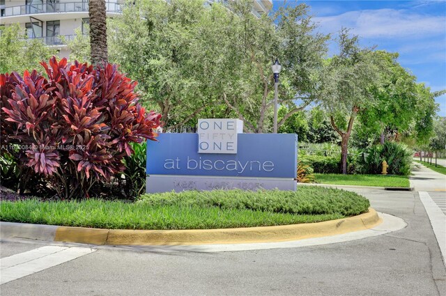 view of community / neighborhood sign