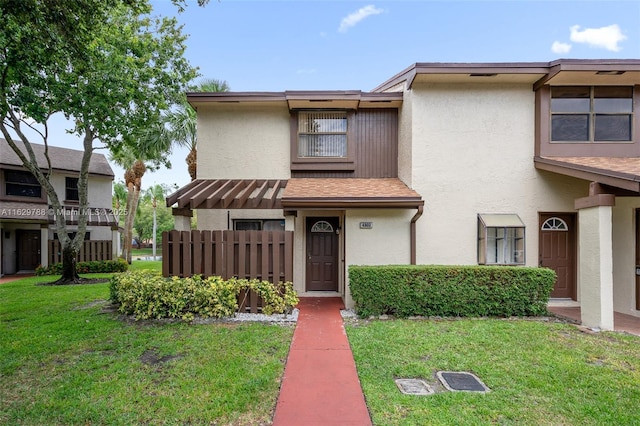 view of front of property featuring a front lawn