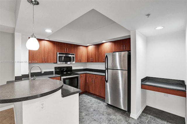 kitchen featuring sink, hanging light fixtures, kitchen peninsula, and appliances with stainless steel finishes