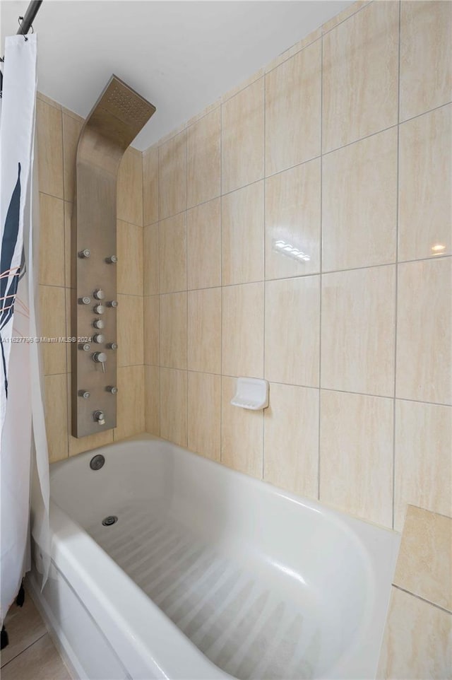 bathroom featuring shower / bath combo