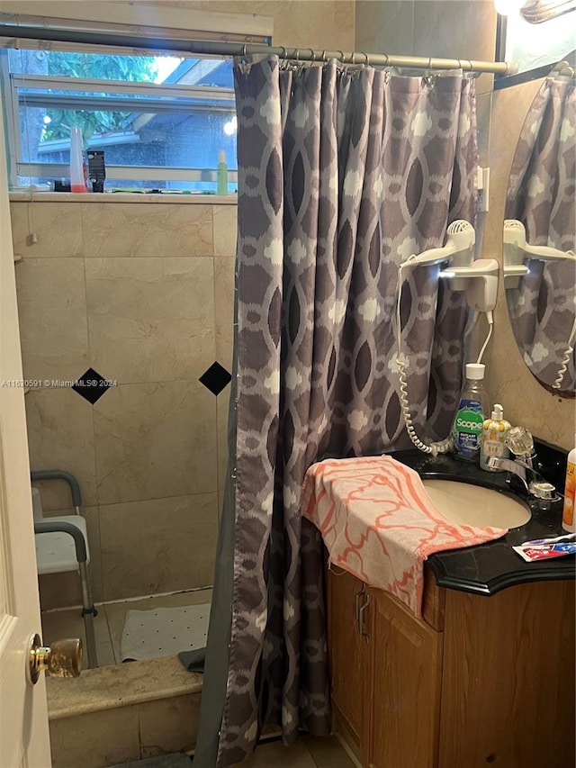 bathroom featuring a shower with curtain and vanity