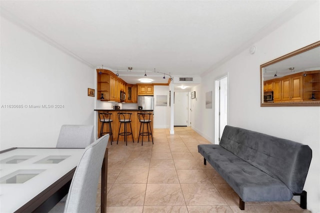 living room featuring baseboards, visible vents, and ornamental molding