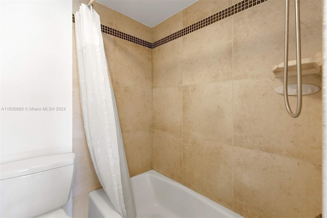 bathroom with shower / tub combo