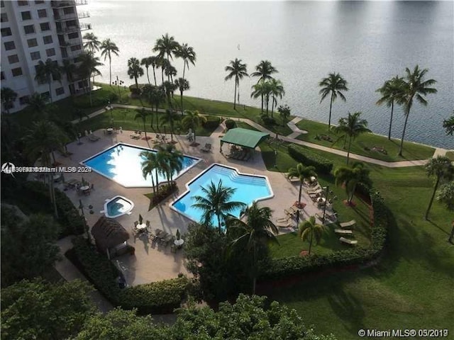 view of swimming pool with a patio and a lawn