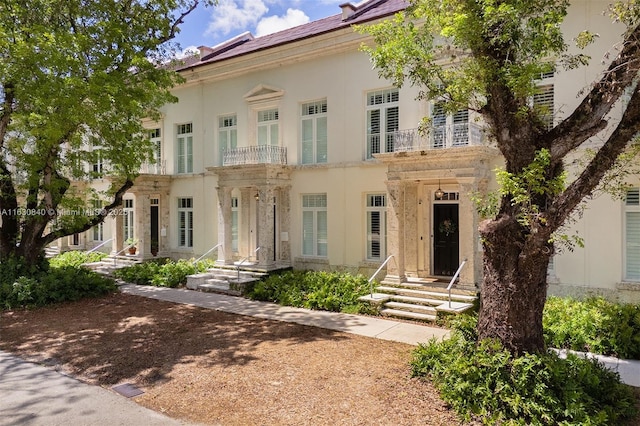 view of front facade with a balcony