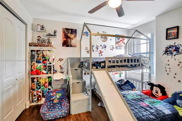 bedroom featuring ceiling fan, dark hardwood / wood-style floors, and a closet