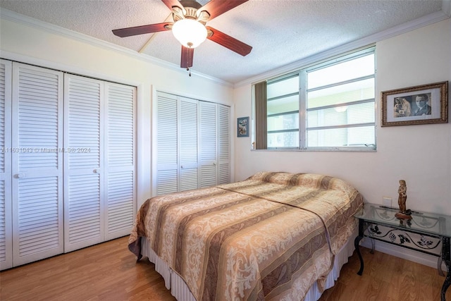 bedroom with light hardwood / wood-style floors, a textured ceiling, crown molding, and ceiling fan