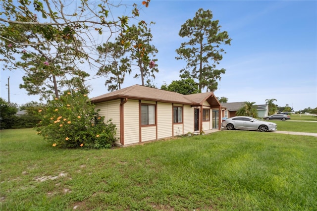 view of side of property featuring a lawn