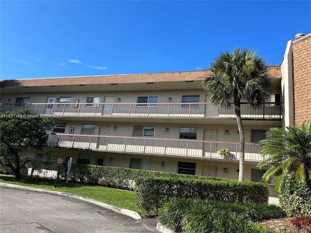 7480 NW 17th St Unit 305, Plantation, FL 33313 - living area featuring ceiling fan, a textured ceiling, and light tile patterned flooring
