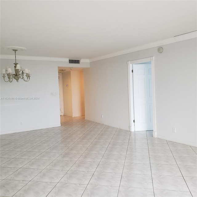 empty room featuring ornamental molding, visible vents, and a notable chandelier