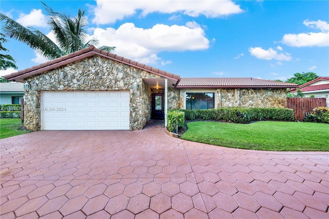 view of front facade featuring a garage and a front yard