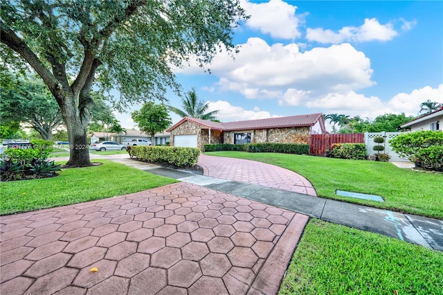 ranch-style house featuring a front yard