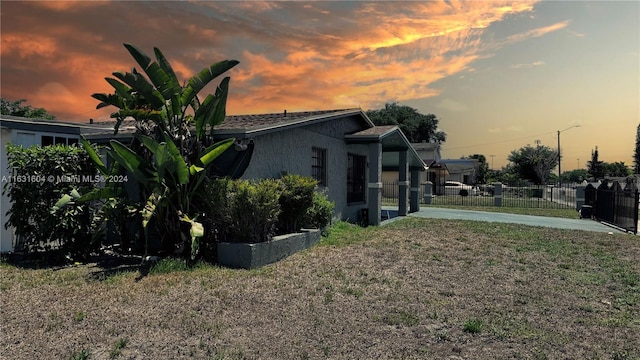 view of yard at dusk