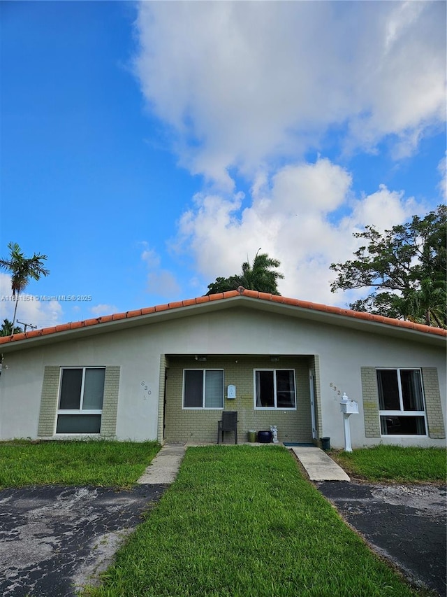 ranch-style house featuring a front lawn