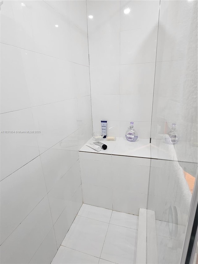 bathroom featuring a tile shower