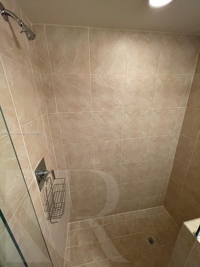 bathroom featuring a tile shower